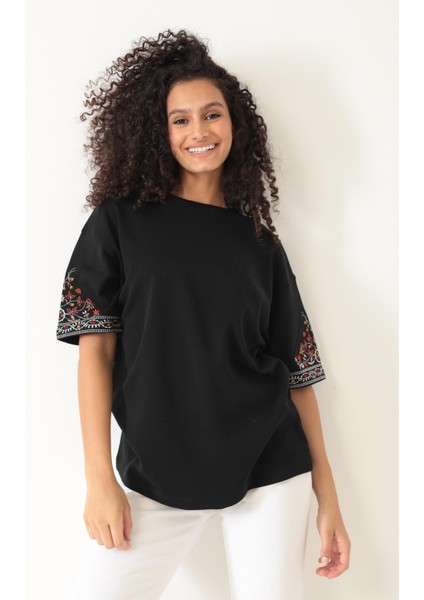 Siyah Kolları Etnik Nakışlı Oversize Kısa Kollu Kadın T-Shirt- 2406