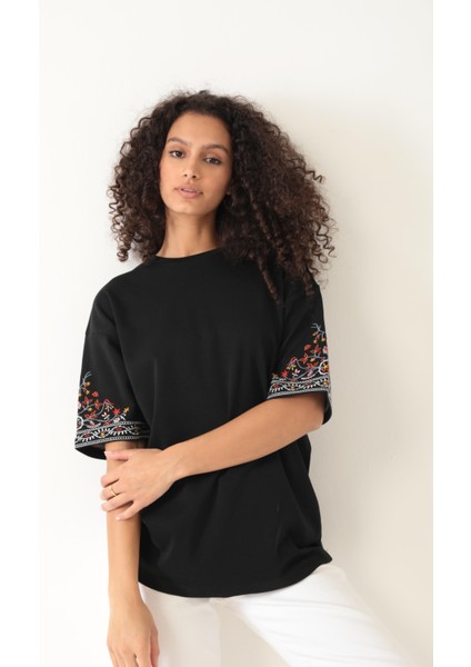 Siyah Kolları Etnik Nakışlı Oversize Kısa Kollu Kadın T-Shirt- 2406