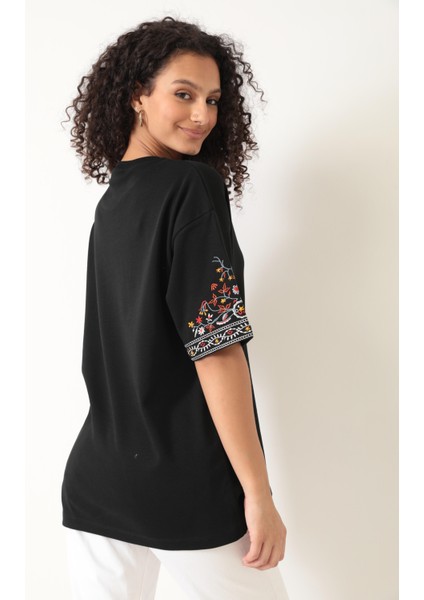 Siyah Kolları Etnik Nakışlı Oversize Kısa Kollu Kadın T-Shirt- 2406