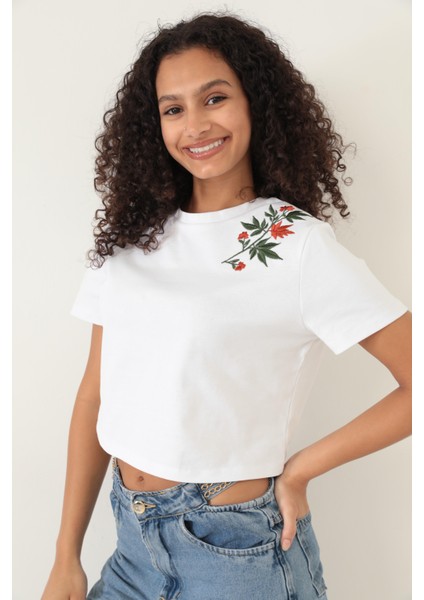 Beyaz Omuzu Çınar Yaprağı Nakışlı Basic Crop T-Shirt- 2411