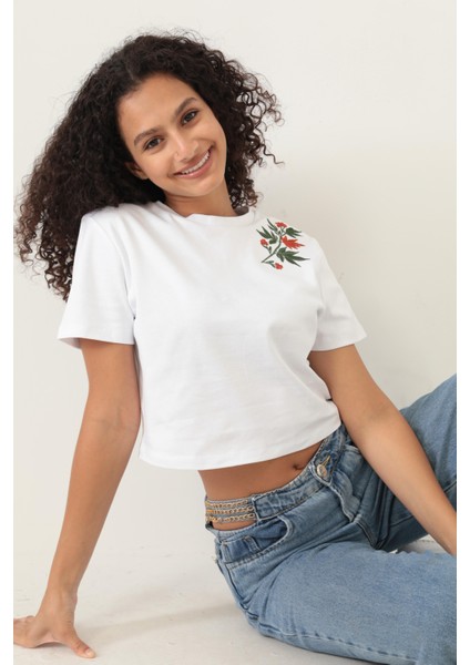 Beyaz Omuzu Çınar Yaprağı Nakışlı Basic Crop T-Shirt- 2411