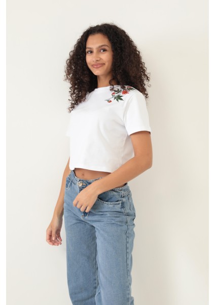 Beyaz Omuzu Çınar Yaprağı Nakışlı Basic Crop T-Shirt- 2411