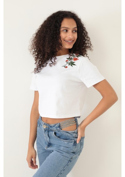 Beyaz Omuzu Çınar Yaprağı Nakışlı Basic Crop T-Shirt- 2411