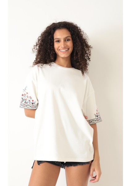 Beyaz Kolları Etnik Nakışlı Oversize Kısa Kollu Kadın T-Shirt- 2406