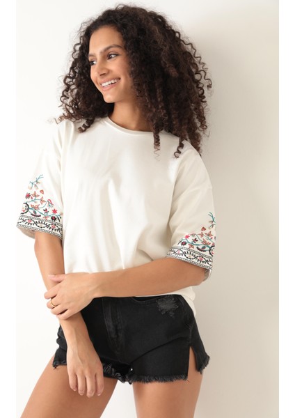 Beyaz Kolları Etnik Nakışlı Oversize Kısa Kollu Kadın T-Shirt- 2406 fiyatları