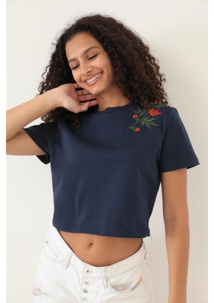 Lacivert Omuzu Çınar Yaprağı Nakışlı Basic Crop T-Shirt- 2411