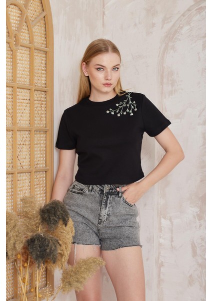 Siyah Omuzu Papatya Nakışlı Basic Crop T-Shirt- 2413