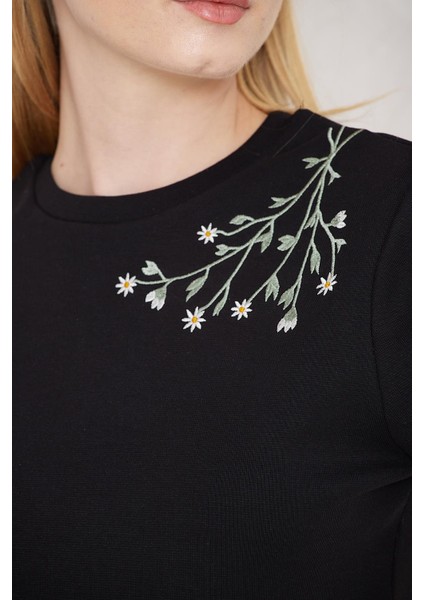 Siyah Omuzu Papatya Nakışlı Basic Crop T-Shirt- 2413