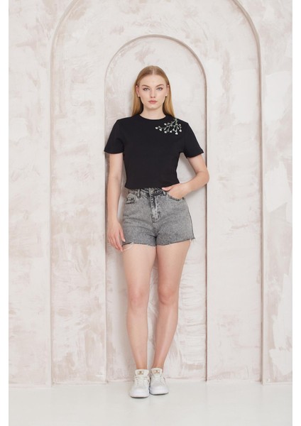 Siyah Omuzu Papatya Nakışlı Basic Crop T-Shirt- 2413
