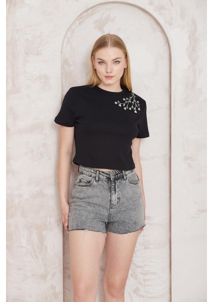 Siyah Omuzu Papatya Nakışlı Basic Crop T-Shirt- 2413
