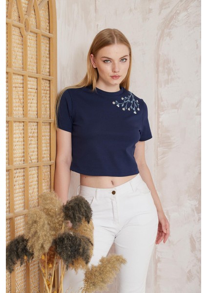 Lacivert Omuzu Papatya Nakışlı Basic Crop T-Shirt- 2413