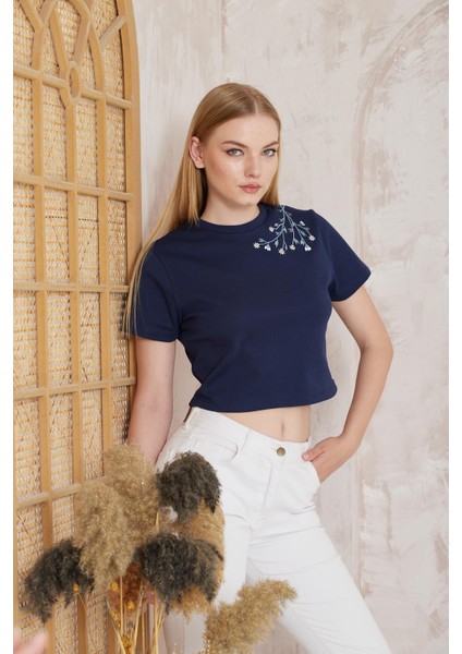Lacivert Omuzu Papatya Nakışlı Basic Crop T-Shirt- 2413