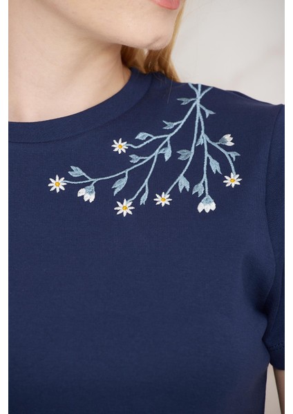 Lacivert Omuzu Papatya Nakışlı Basic Crop T-Shirt- 2413
