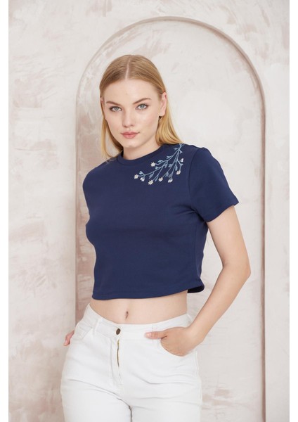 Lacivert Omuzu Papatya Nakışlı Basic Crop T-Shirt- 2413