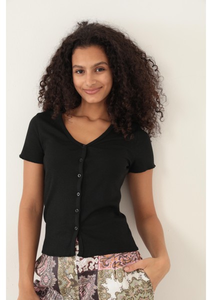 Siyah Fitilli Görünümlü V Yaka Önden Düğmeli Basic Kadın T-Shirt- 2417