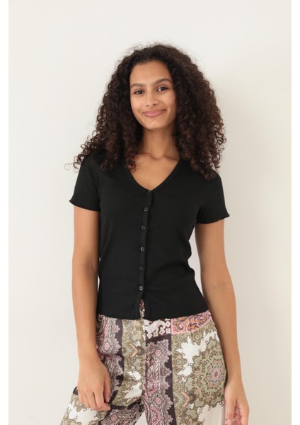 Siyah Fitilli Görünümlü V Yaka Önden Düğmeli Basic Kadın T-Shirt- 2417
