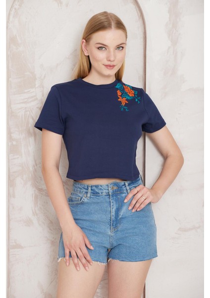 Lacivert Omuzu Gül Nakışlı Basic Crop T-Shirt- 2412