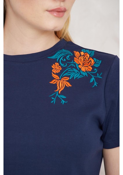 Lacivert Omuzu Gül Nakışlı Basic Crop T-Shirt- 2412