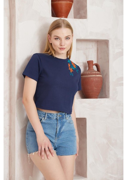 Lacivert Omuzu Gül Nakışlı Basic Crop T-Shirt- 2412