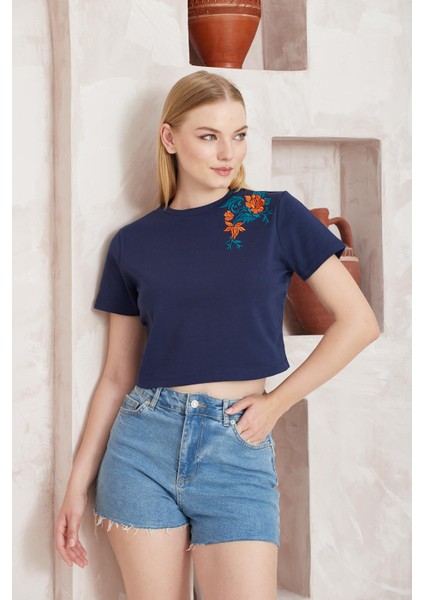 Lacivert Omuzu Gül Nakışlı Basic Crop T-Shirt- 2412