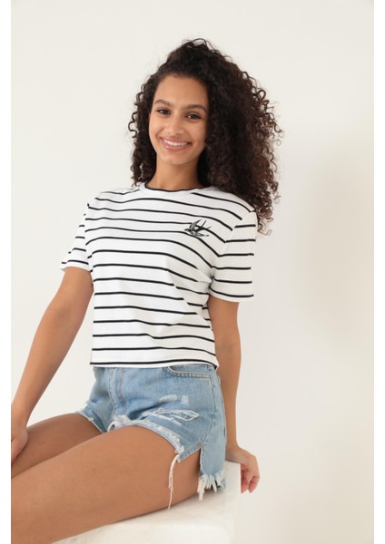 Çizgili Beyaz Kırlangıç Nakış Detaylı Kısa Kollu Kadın T-Shirt - 2401