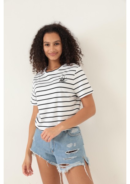 Çizgili Beyaz Kırlangıç Nakış Detaylı Kısa Kollu Kadın T-Shirt - 2401 fırsatları
