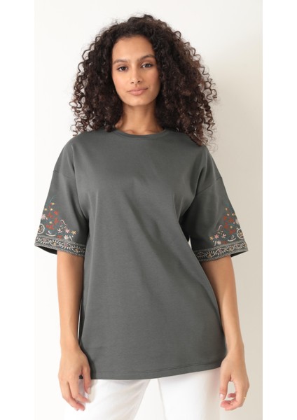 Antrasit Kolları Etnik Nakışlı Oversize Kısa Kollu Kadın T-Shirt- 2406