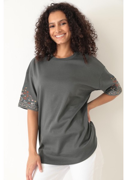 Antrasit Kolları Etnik Nakışlı Oversize Kısa Kollu Kadın T-Shirt- 2406