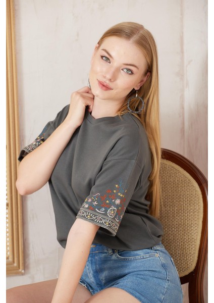 Antrasit Kolları Etnik Nakışlı Oversize Kısa Kollu Kadın T-Shirt- 2406