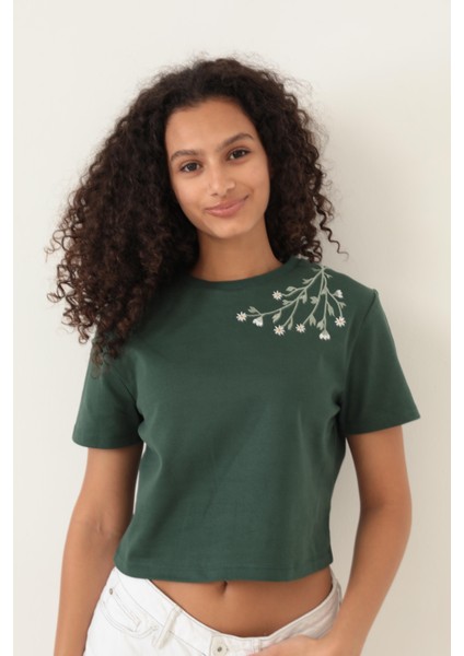 Yeşil Omuzu Papatya Nakışlı Basic Crop T-Shirt- 2413