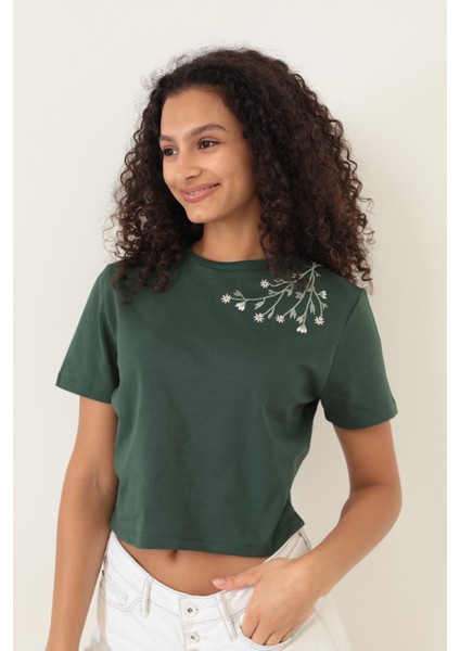 Yeşil Omuzu Papatya Nakışlı Basic Crop T-Shirt- 2413 modelleri