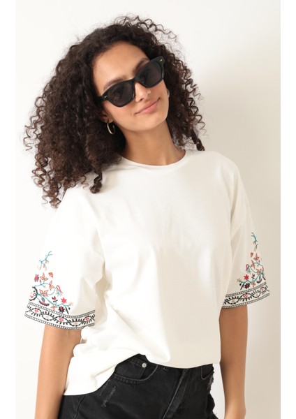 Beyaz Kolları Etnik Nakışlı Oversize Kısa Kollu Kadın T-Shirt- 2406