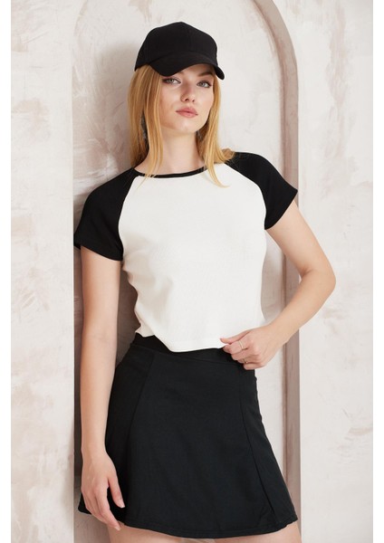 Siyah Beyaz Parçalı Sıfır Yaka Basic Crop T-Shirt- 2407