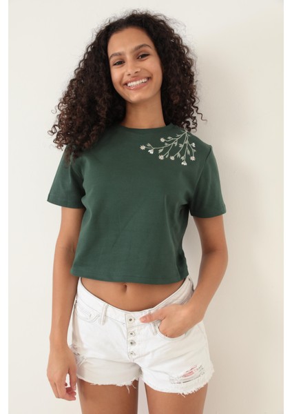Yeşil Omuzu Papatya Nakışlı Basic Crop T-Shirt- 2413 fırsatları