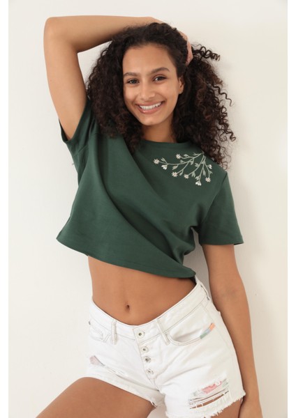 Yeşil Omuzu Papatya Nakışlı Basic Crop T-Shirt- 2413 indirimleri