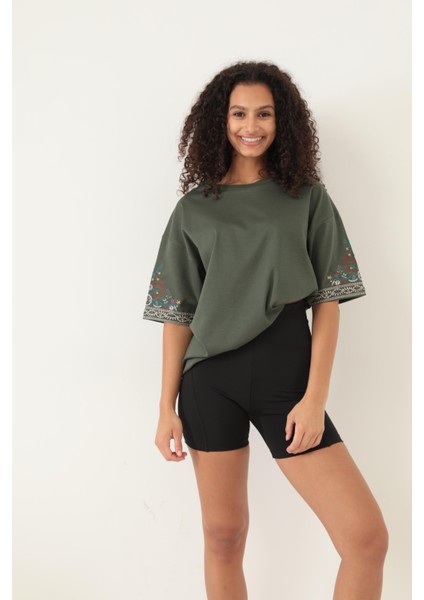 Yeşil Kolları Etnik Nakışlı Oversize Kısa Kollu Kadın T-Shirt- 2406