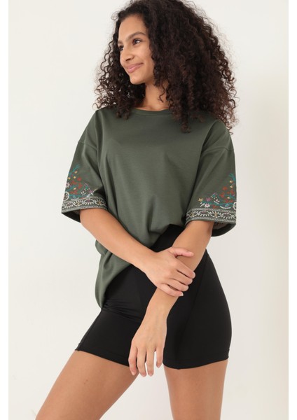 Yeşil Kolları Etnik Nakışlı Oversize Kısa Kollu Kadın T-Shirt- 2406