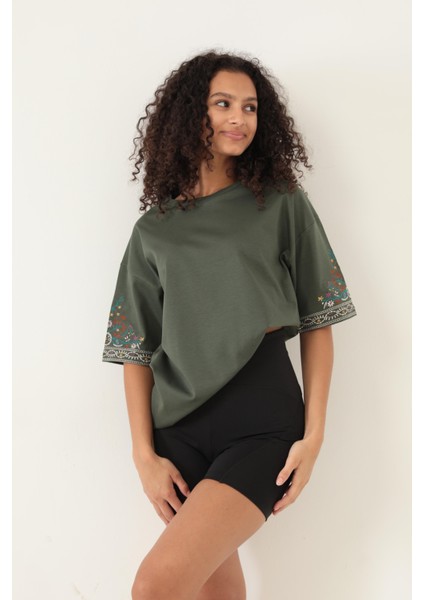 Yeşil Kolları Etnik Nakışlı Oversize Kısa Kollu Kadın T-Shirt- 2406