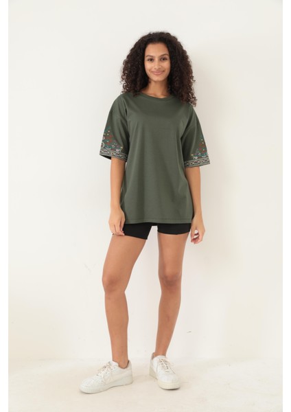 Yeşil Kolları Etnik Nakışlı Oversize Kısa Kollu Kadın T-Shirt- 2406