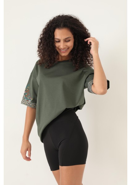 Yeşil Kolları Etnik Nakışlı Oversize Kısa Kollu Kadın T-Shirt- 2406