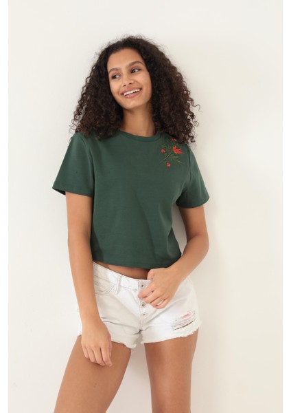 Yeşil Omuzu Çınar Yaprağı Nakışlı Basic Crop T-Shirt- 2411