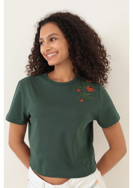 Yeşil Omuzu Çınar Yaprağı Nakışlı Basic Crop T-Shirt- 2411