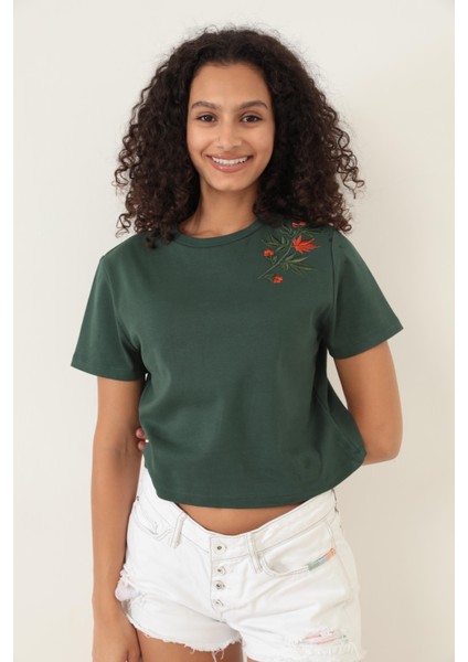 Yeşil Omuzu Çınar Yaprağı Nakışlı Basic Crop T-Shirt- 2411