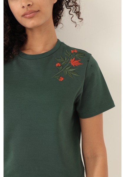 Yeşil Omuzu Çınar Yaprağı Nakışlı Basic Crop T-Shirt- 2411