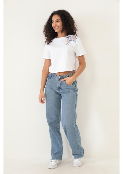 Beyaz Omuzu Gül Nakışlı Basic Crop T-Shirt- 2412