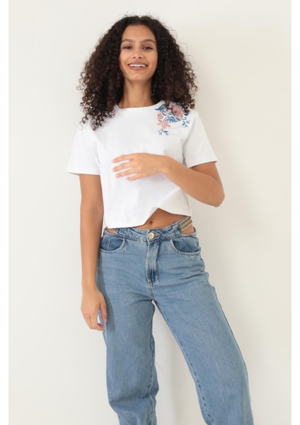 Beyaz Omuzu Gül Nakışlı Basic Crop T-Shirt- 2412