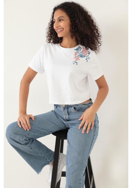 Beyaz Omuzu Gül Nakışlı Basic Crop T-Shirt- 2412