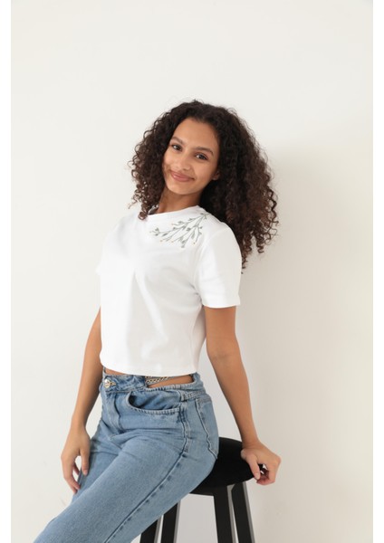 Beyaz Omuzu Papatya Nakışlı Basic Crop T-Shirt- 2413