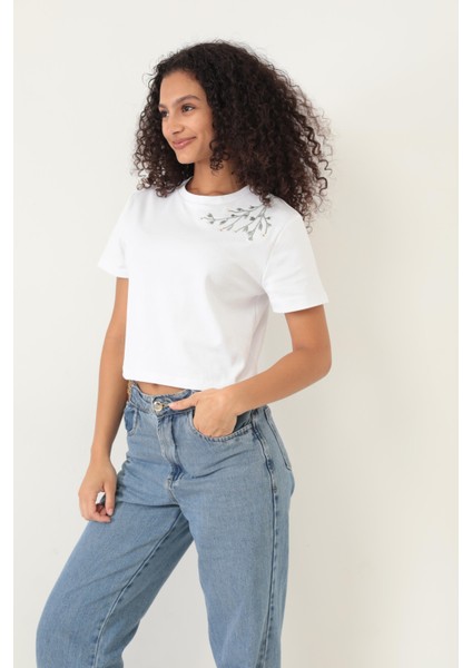 Beyaz Omuzu Papatya Nakışlı Basic Crop T-Shirt- 2413