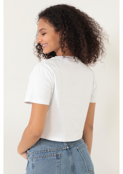 Beyaz Omuzu Papatya Nakışlı Basic Crop T-Shirt- 2413